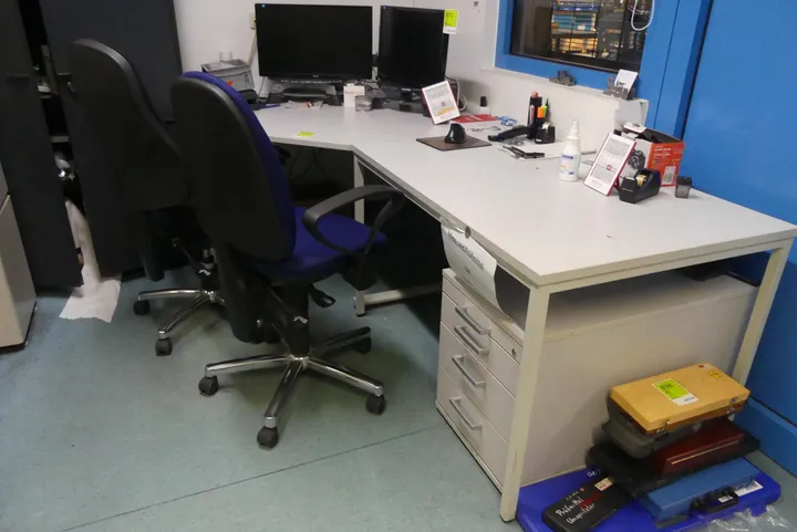 Schreibtisch mit 2x Bürostuhl, ohne Inhalt
